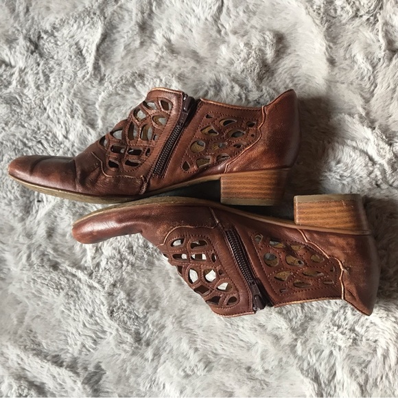 Unique Vintage brown leather loafers with cut out design by Everybody by BZ Moda - Picture 2 of 12